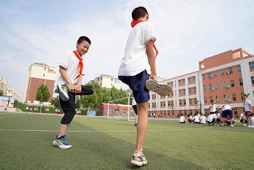 同学们在操场上玩游戏,同学们的游戏盛宴”